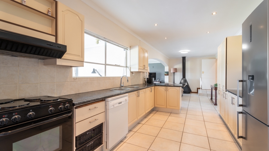 5 Bedroom Property for Sale in Uniepark Western Cape
